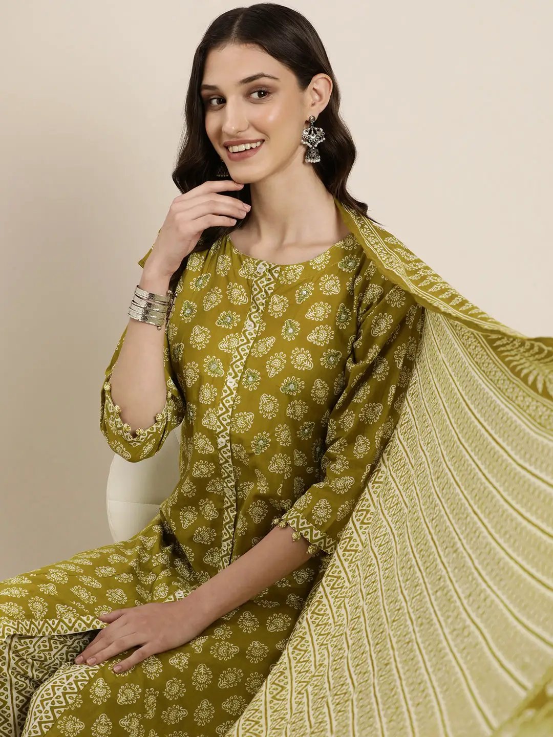 Women's Green Ethnic Motifs Printed Thread Work Kurta Set With Dupatta