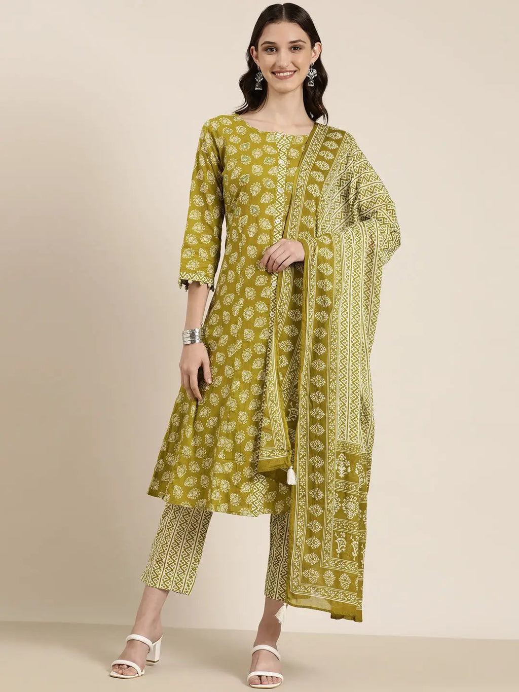 Women's Green Ethnic Motifs Printed Thread Work Kurta Set With Dupatta