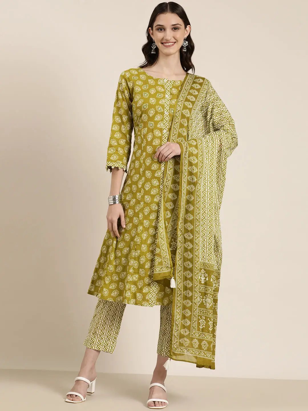Women's Green Ethnic Motifs Printed Thread Work Kurta Set With Dupatta