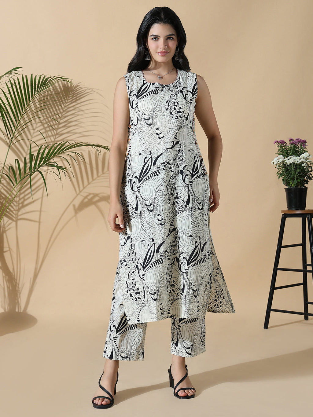 Women's Floral Straight Off White Sleeveless Kurta Set