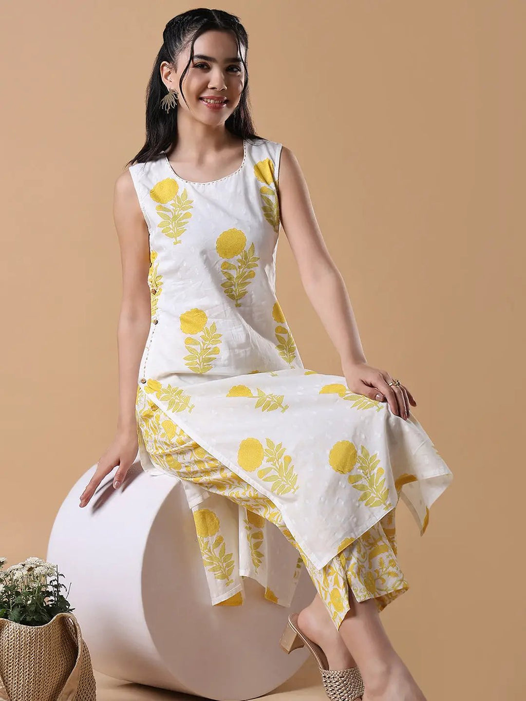 Women's Floral Straight White Sleeveless Kurta Set