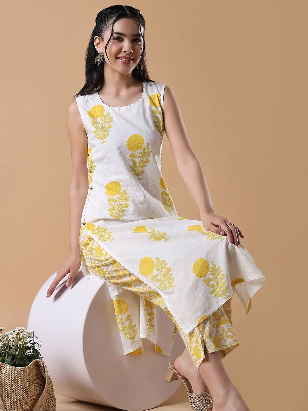 Women's Floral Straight White Sleeveless Kurta Set