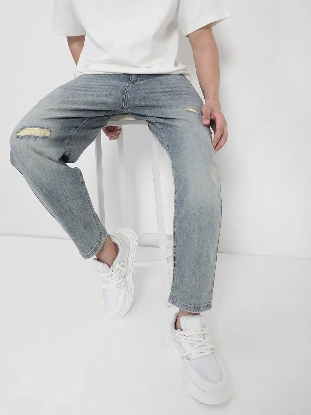 Men's Blue Distressed Relaxed Fit Jeans