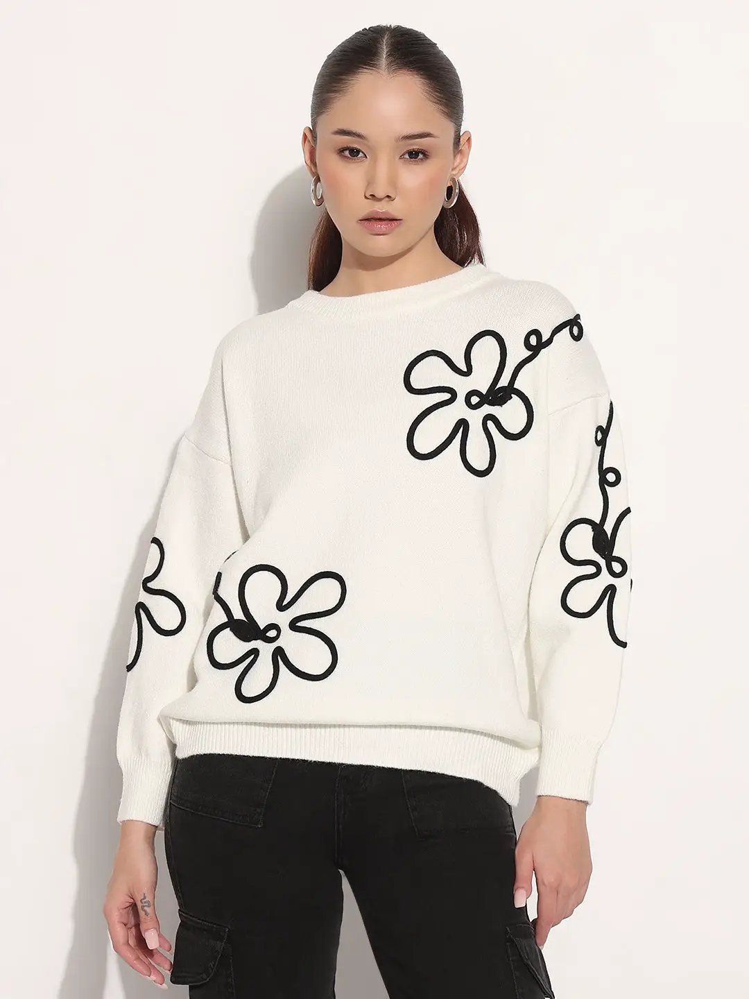 Women's Floral Embroidered White Round Neck Knit Pullover Top