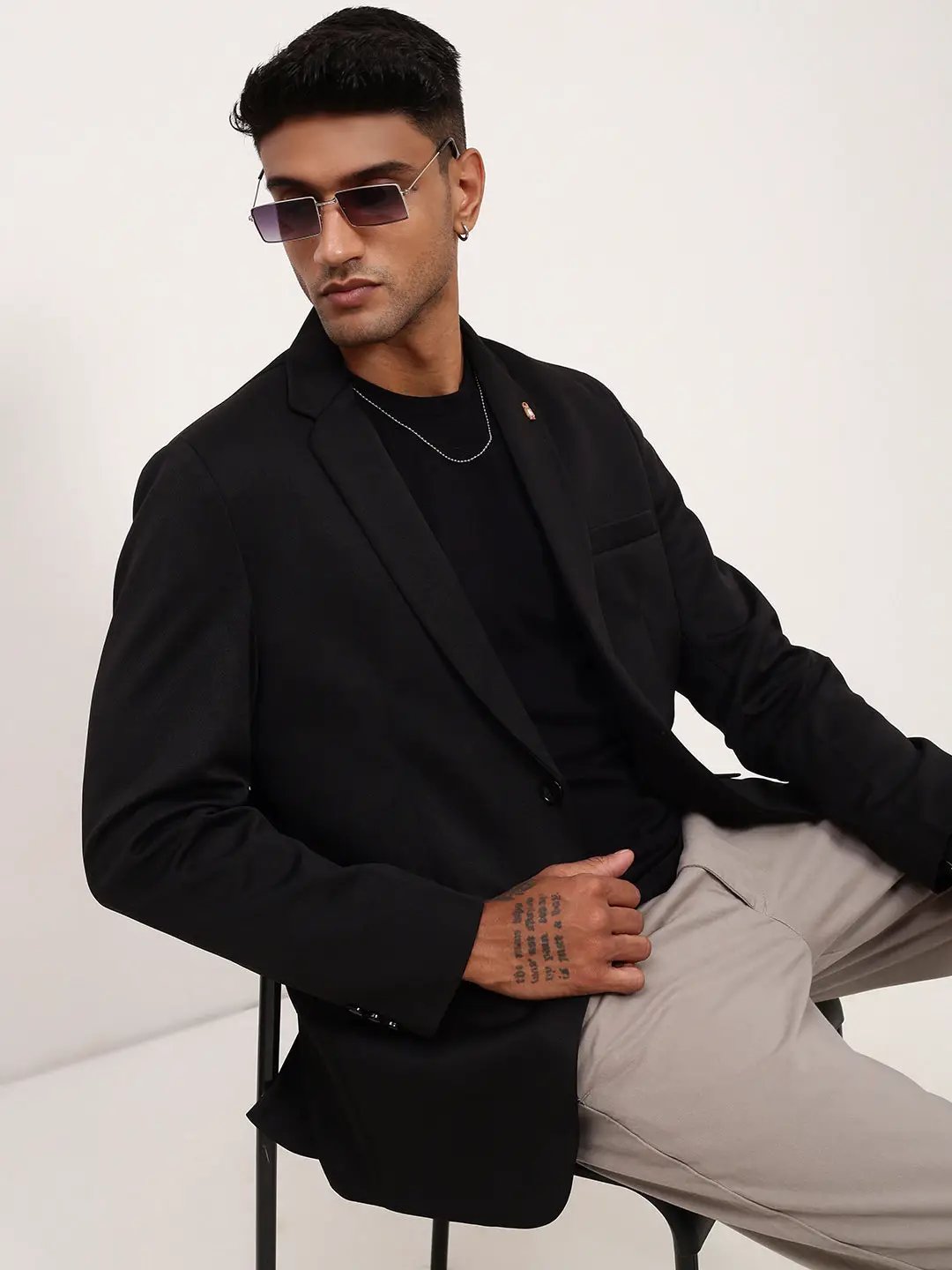 Men's Black Solid Self Design Single Breasted Blazer