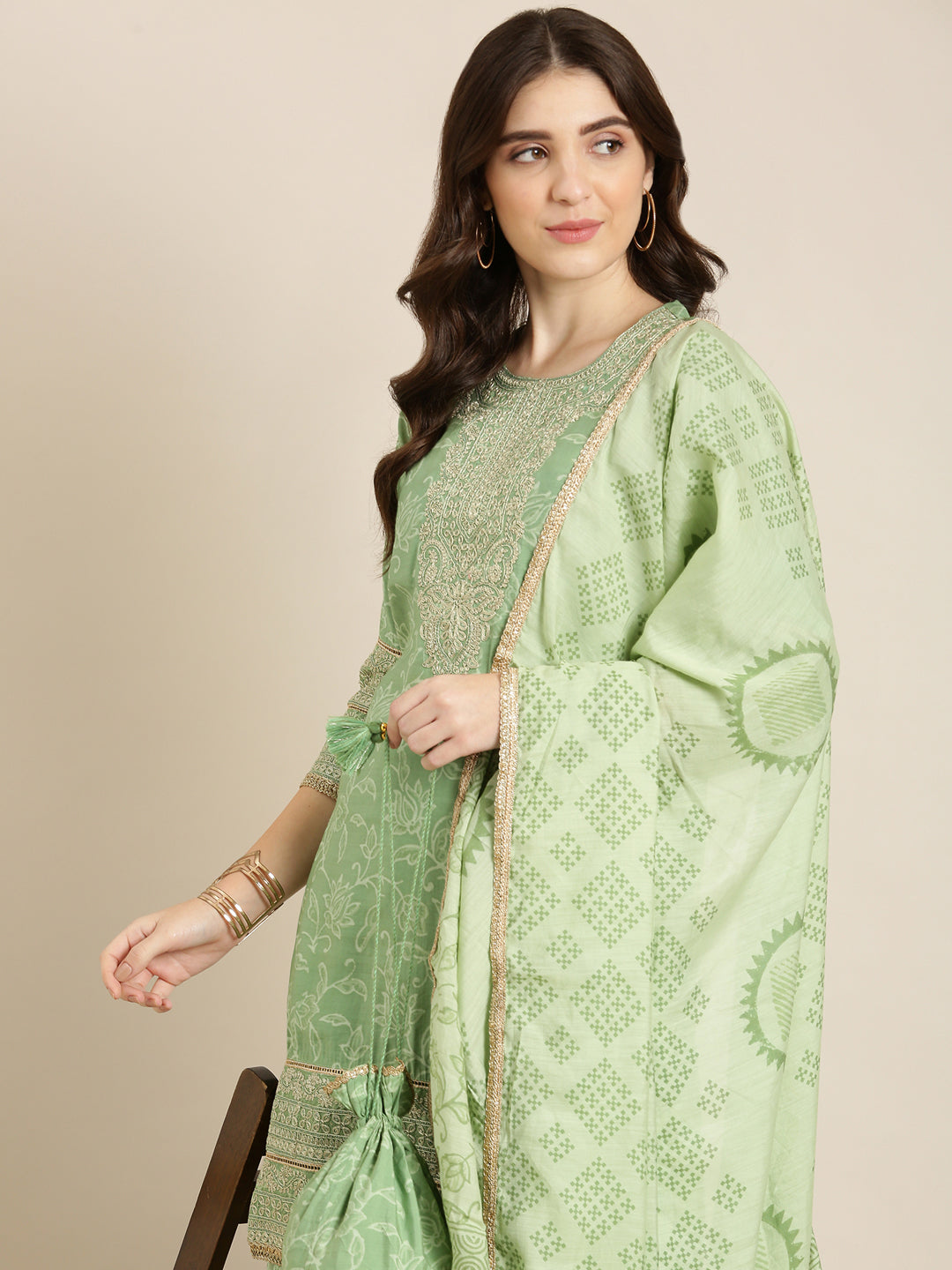 Women's Green Floral Printed Regular Thread Work Kurta Set With Dupatta