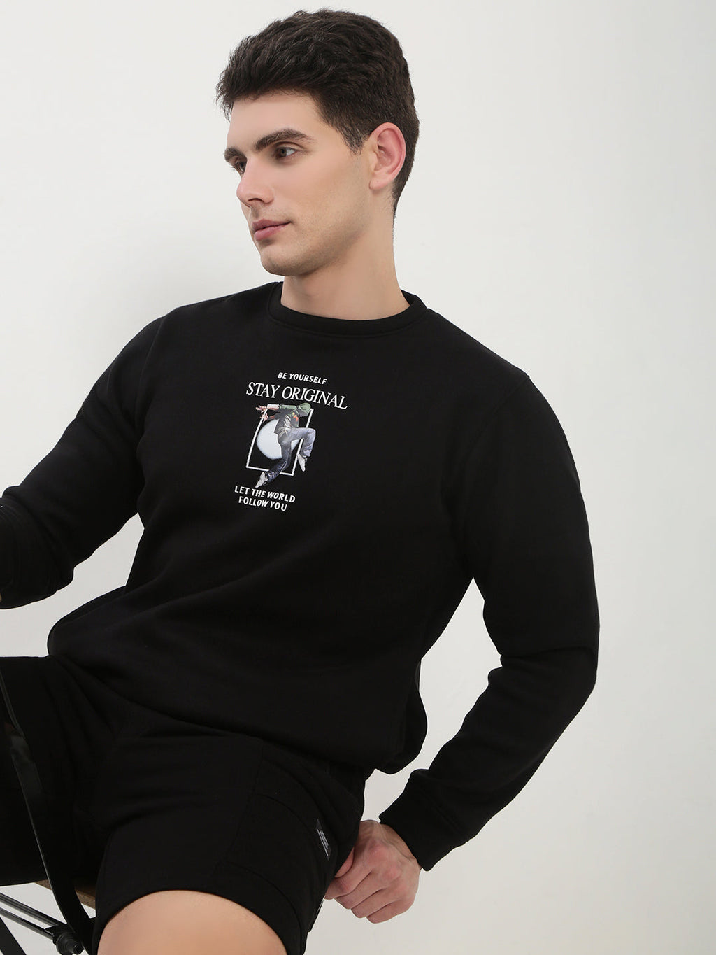 Men's Black Graphic Print Round Neck Pullover Sweatshirt