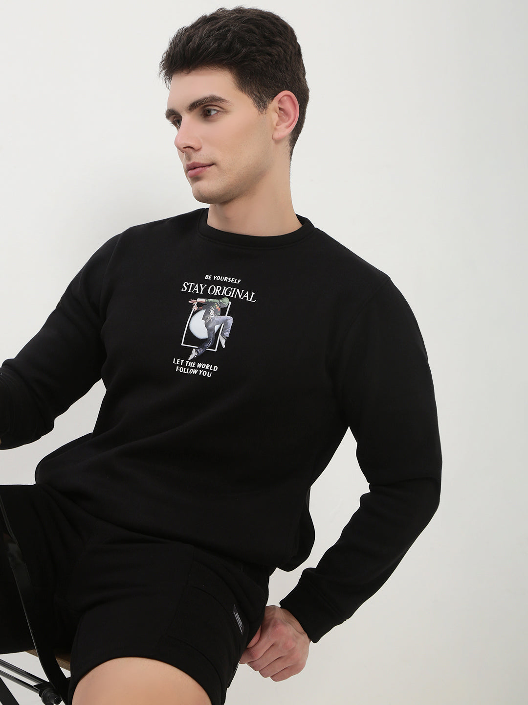 Men's Black Graphic Print Round Neck Pullover Sweatshirt