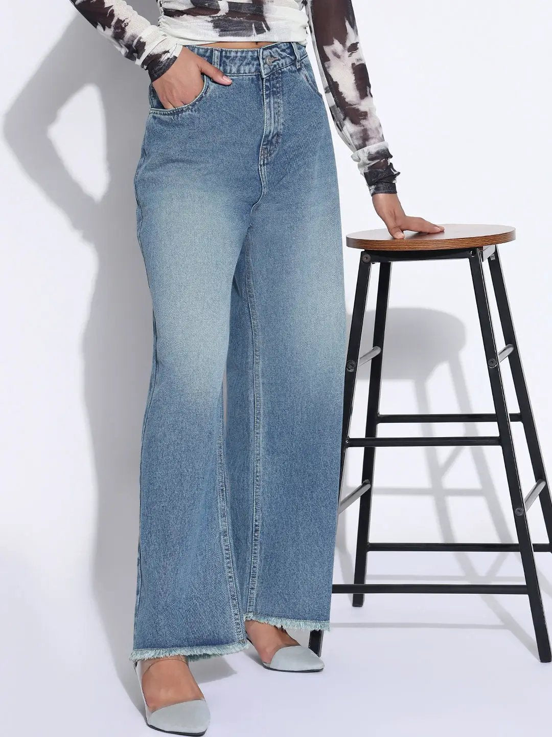 Women's Solid Blue Frayed Hem Straight Fit Jeans