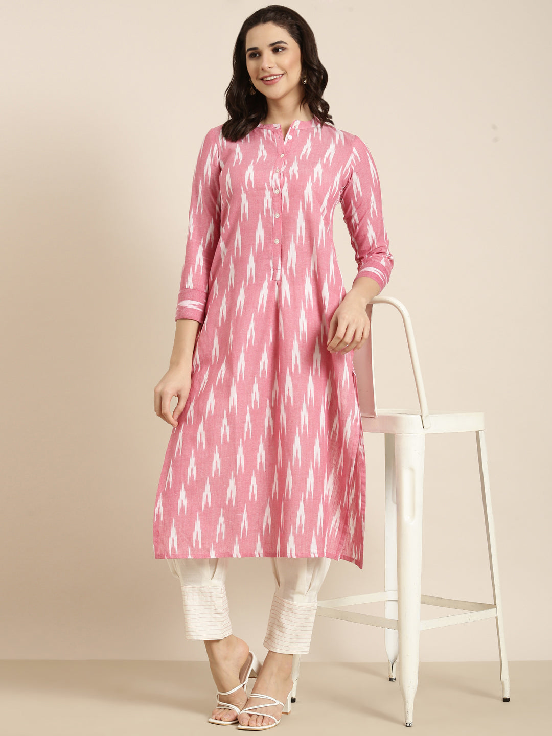 Women's Straight Pink Geometric Kurta Sets With Trousers